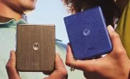 Două telefoane Motorola Razr 70 în culori diferite, prezentate de utilizatori.