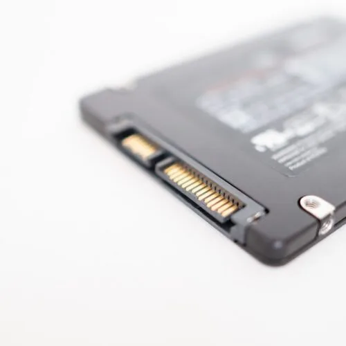 Dispozitiv SSD utilizat pentru stocarea datelor pe computere.