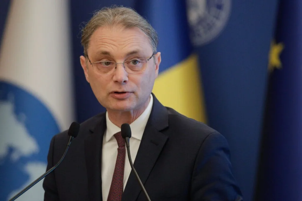 Luca Niculescu discută despre formarea noului guvern în fața presei.
