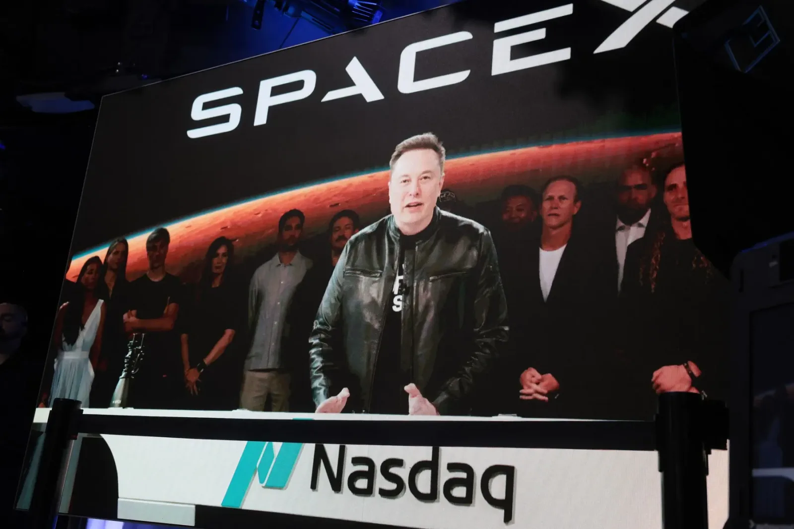 Elon Musk vorbește despre succesul SpaceX la listarea pe Nasdaq.