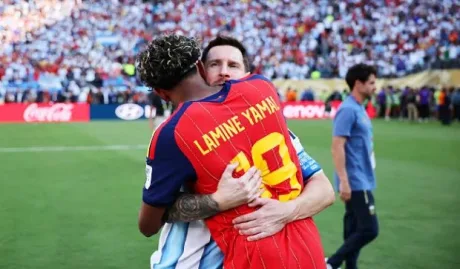 Îmbrățișare emoționantă între Lamine Yamal și Lionel Messi pe teren.
