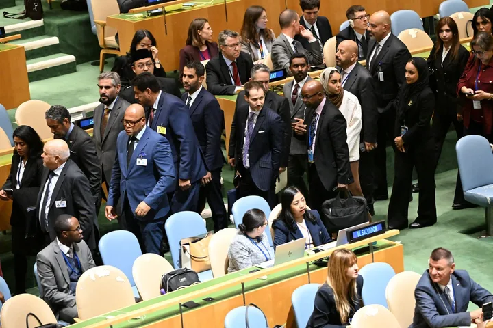 Delegati părăsind sala în semn de protest la ONU.