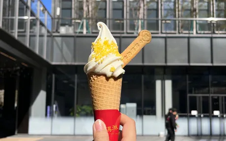 Înghețată delicioasă cu topping de mei și biscuit, servită la cantina Xiaomi.