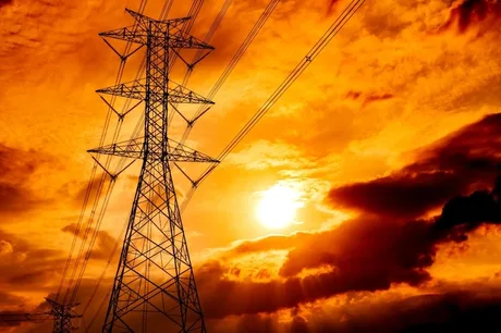 Stâlpi de electricitate în apus, simbolizând provocările energetice.