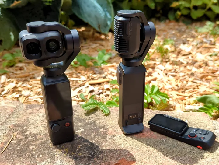 Camere handheld DJI și Insta360 expuse pe o suprafață naturală.