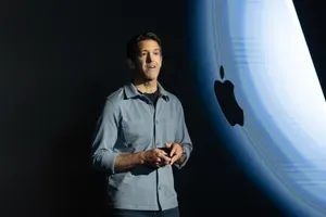 John Ternus discutând despre strategia Apple în inteligența artificială.