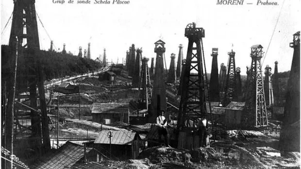 Sonde de petrol în Moreni, simbol al industriei petroliere românești din anii '50.