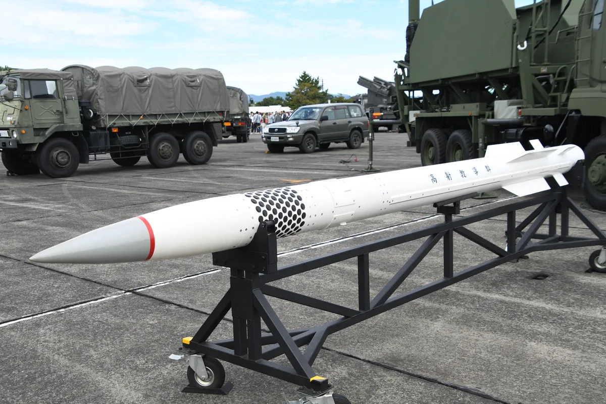 Rachetă expusă pe un suport, simbolizând stocurile de armament american.