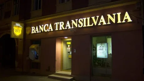 Sediul Băncii Transilvania din Cluj-Napoca, iluminat noaptea.