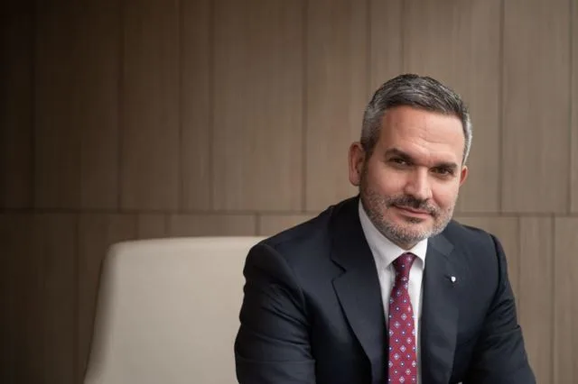 Reprezentant al Băncii Transilvania discutând despre profitul net raportat.