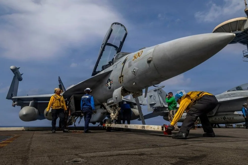 Avion militar pregătit pentru decolare pe un portavion în Marea Arabiei.