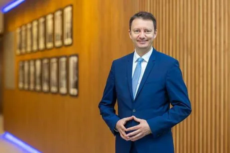 Siegfried Mureșan, candidatul PNL-USR-UDMR pentru funcția de premier, într-un mediu profesional.