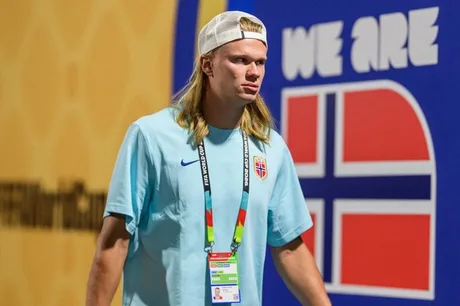 Alf-Inge Haaland își exprimă nemulțumirea față de arbitrajul meciului Norvegia–Anglia.