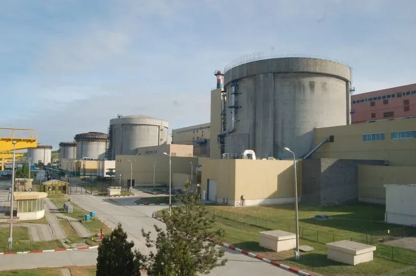Centrala nucleară de la Cernavodă, cu unități de producție vizibile.