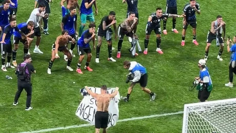 Jucătorii Argentinei afișează un banner controversat pe terenul de fotbal.