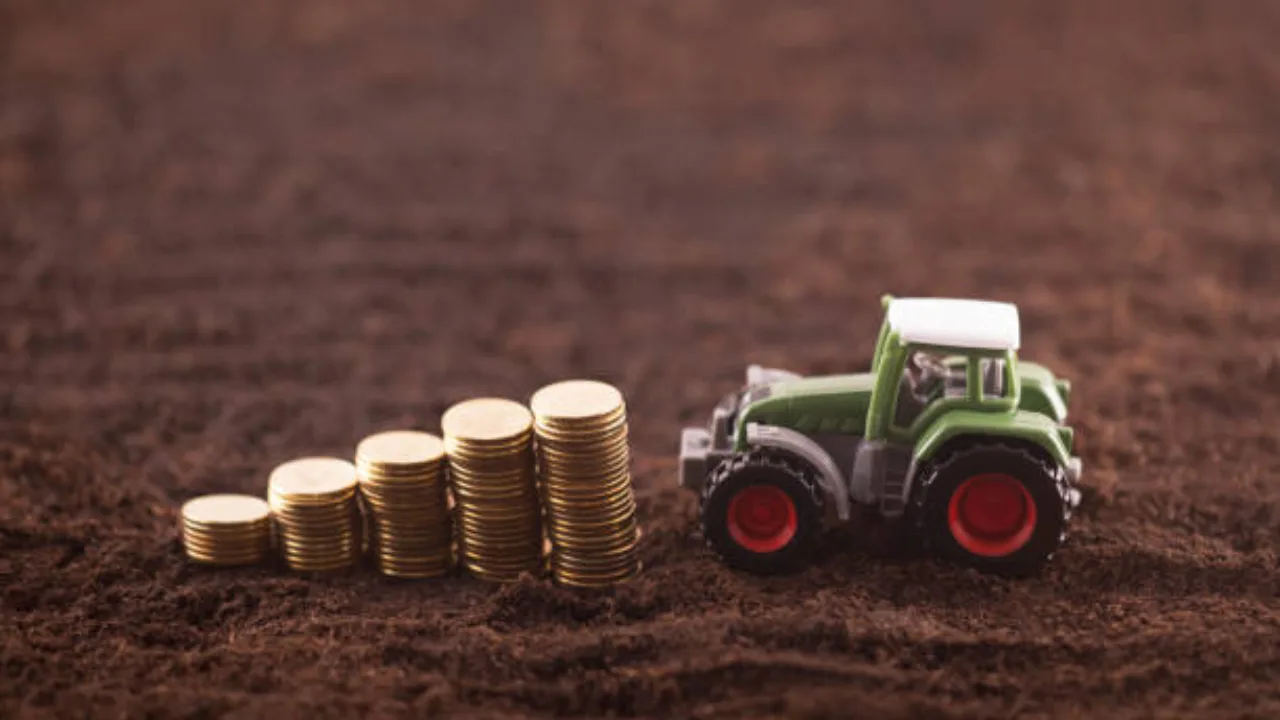 Tractor pe câmp, simbolizând subvențiile pentru fermieri.