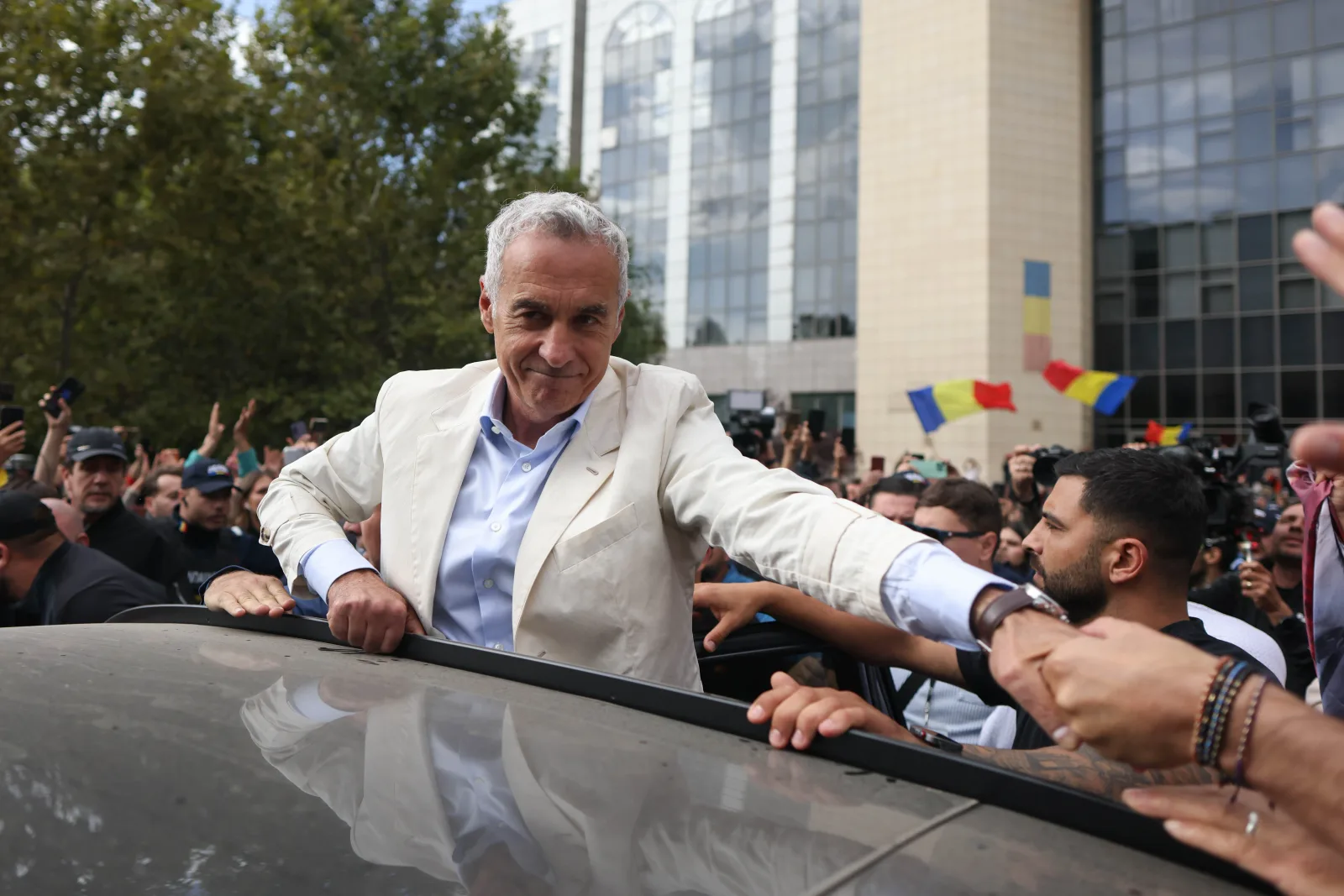 Călin Georgescu interacționând cu susținătorii în fața tribunalului.