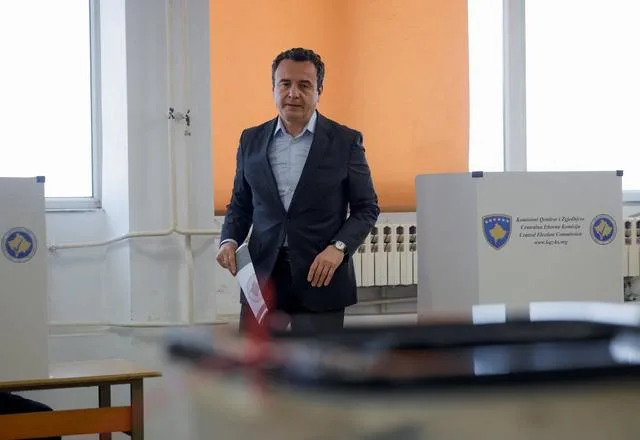 Albin Kurti la vot, în contextul alegerilor din Kosovo.