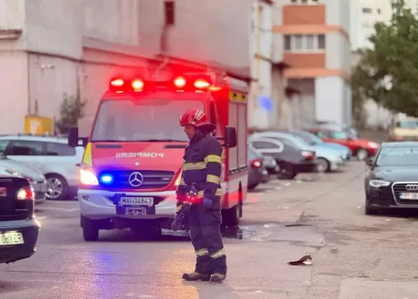 Autospecială ISU în acțiune, pregătită pentru stingerea incendiului.