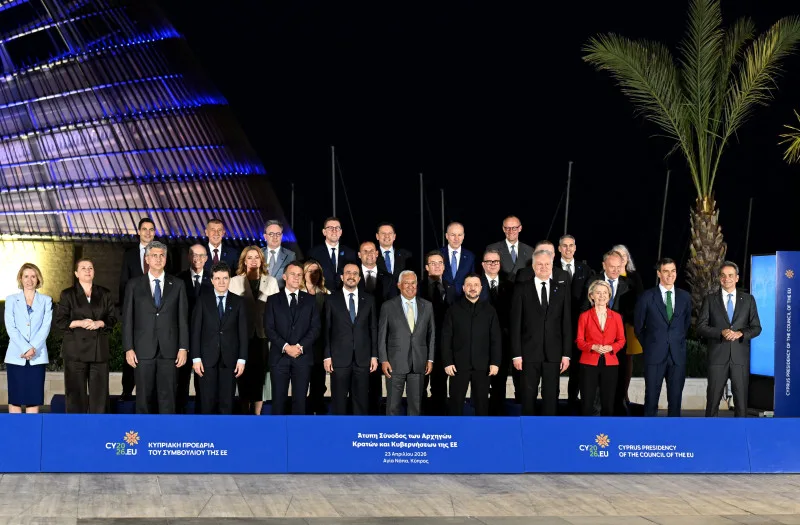 Lideri europeni și NATO la o reuniune în aer liber.