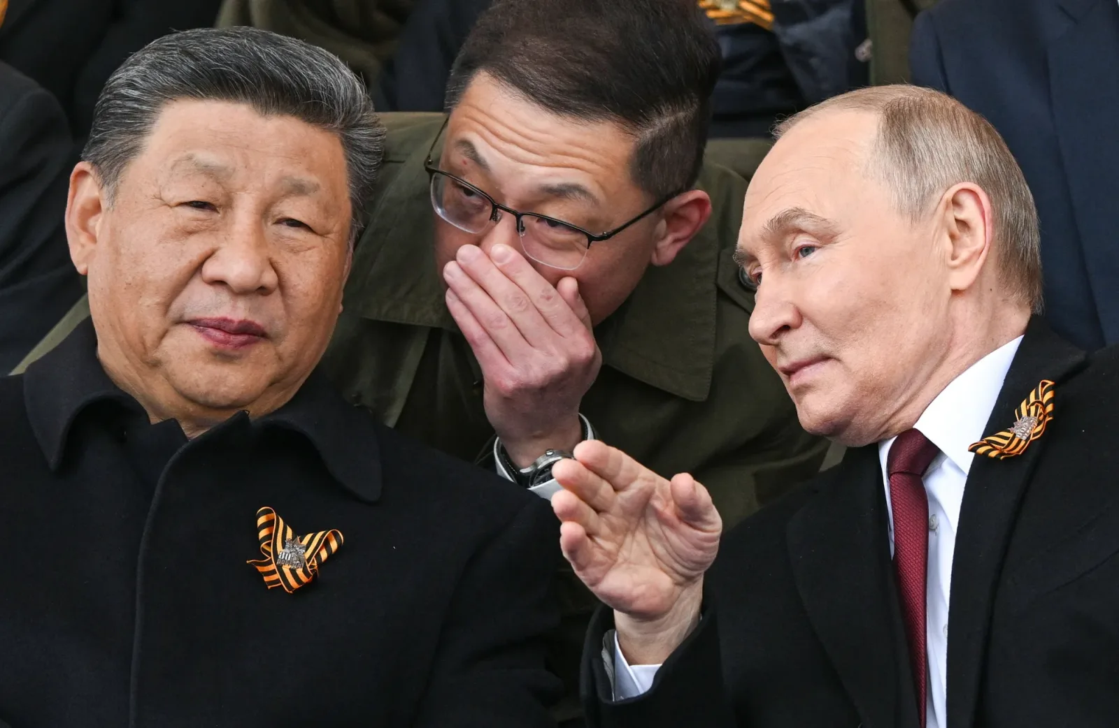 Xi Jinping și Vladimir Putin discutând la un eveniment oficial.