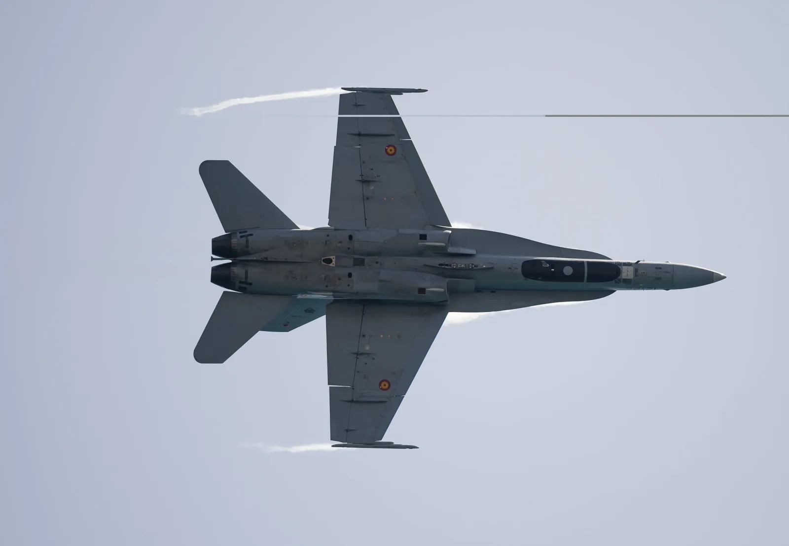 Avion F-18 spaniol în zbor, monitorizând spațiul aerian românesc.