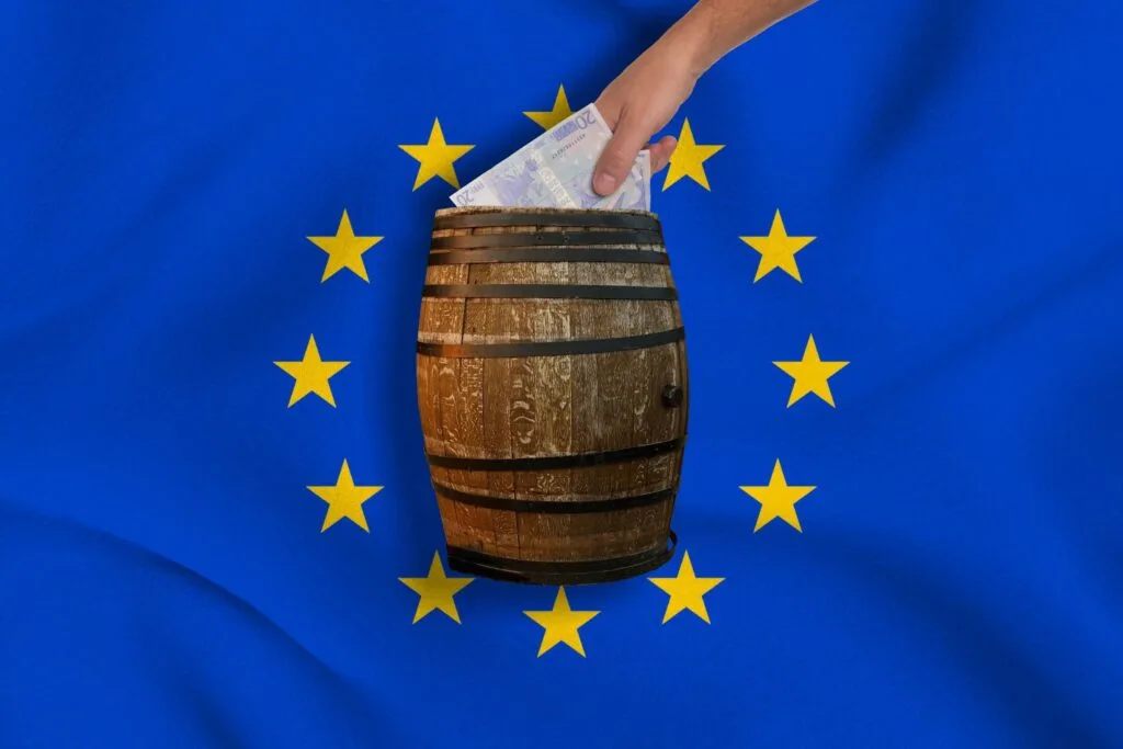 Flacăra Uniunii Europene pe fundalul unui butoi de lemn.
