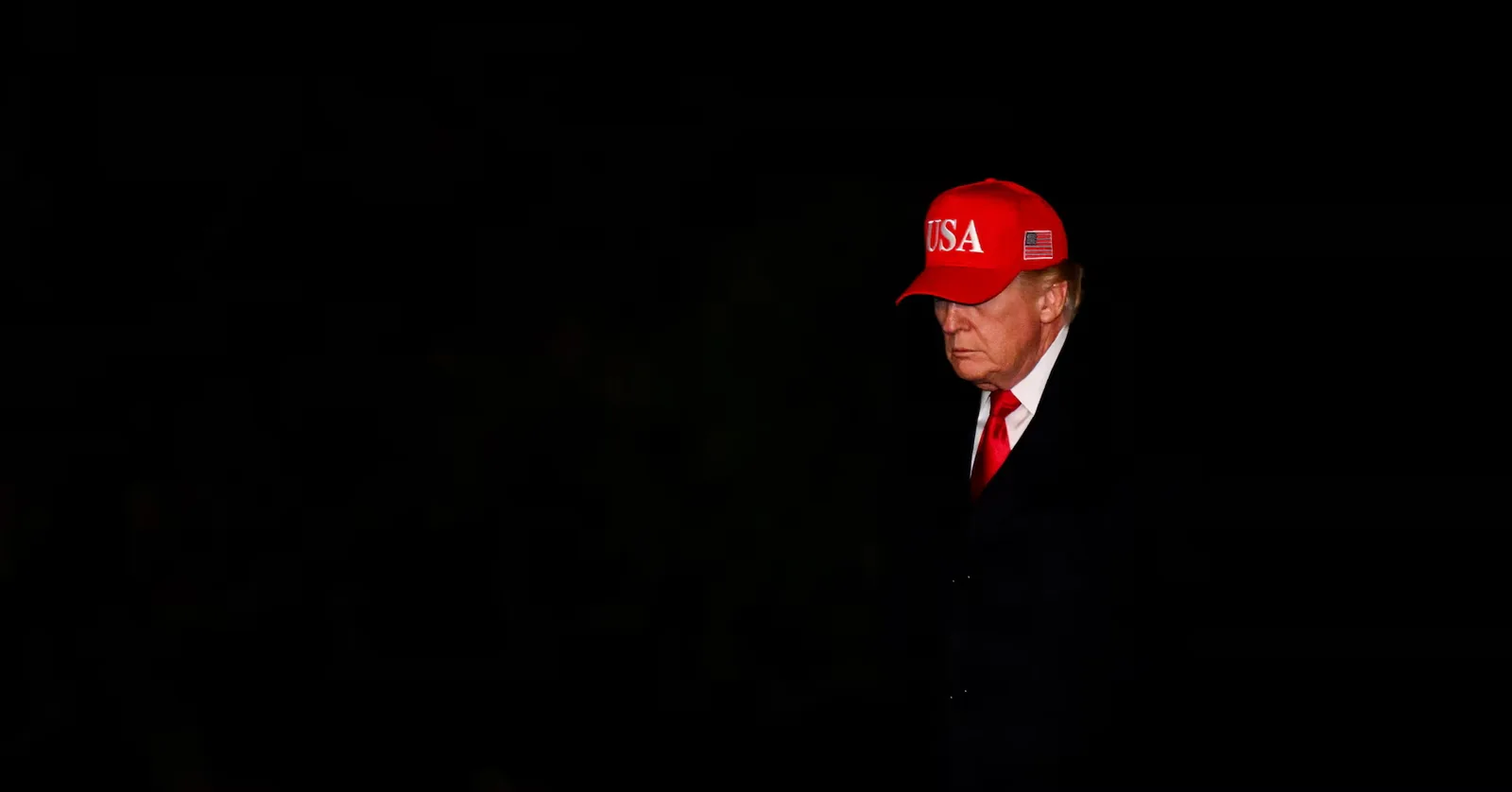 Donald Trump părăsește instanța, având o expresie serioasă.