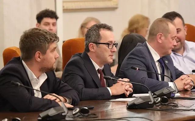 Bogdan Dumitru la audierea din Parlament, întârzieri și nemulțumiri în comisii.