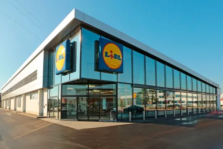 Magazin Lidl modern cu fațadă din sticlă și logo vizibil.