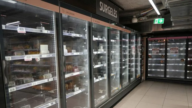 Frigidere goale într-un supermarket afectat de un atac cibernetic.