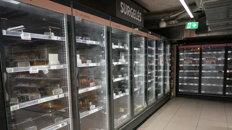 Frigidere goale într-un supermarket afectat de un atac cibernetic.