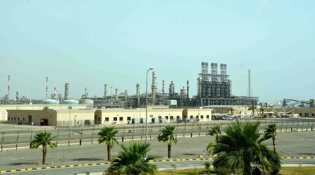 Instalație petrolieră în Oman, evidențiind impactul crizei energetice.