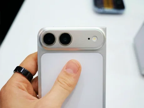 Detaliu al unui smartphone pliabil cu două camere și un design modern.