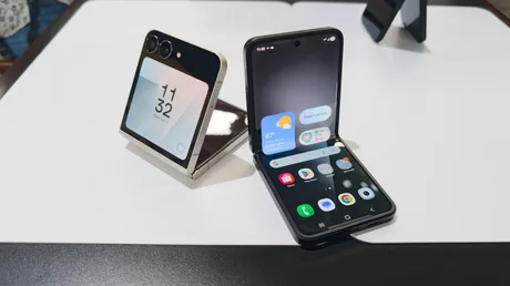 Un telefon pliabil Samsung cu ecran curbat, inovativ și versatil.