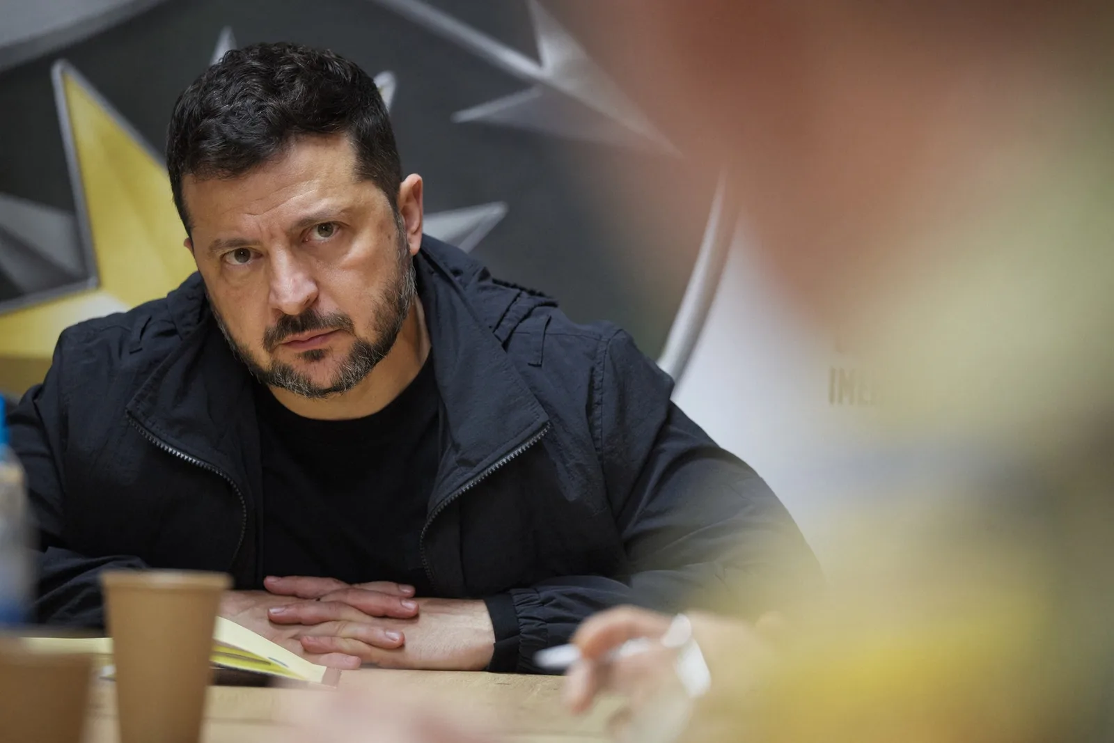 Volodimir Zelenski discutând despre strategia militară a Ucrainei.