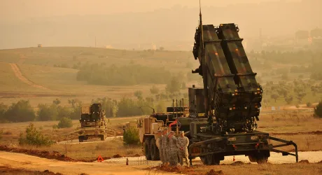 Sistem de apărare Patriot în acțiune, soldați americani în teren.