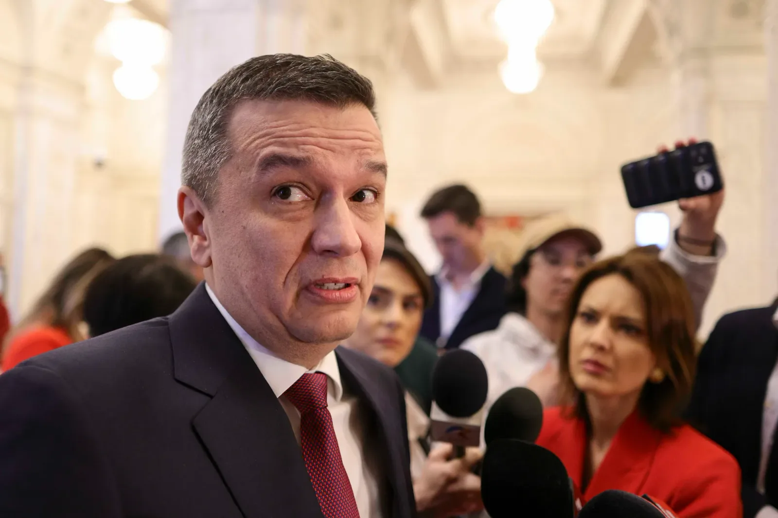 Sorin Grindeanu discutând despre situația politică din România.