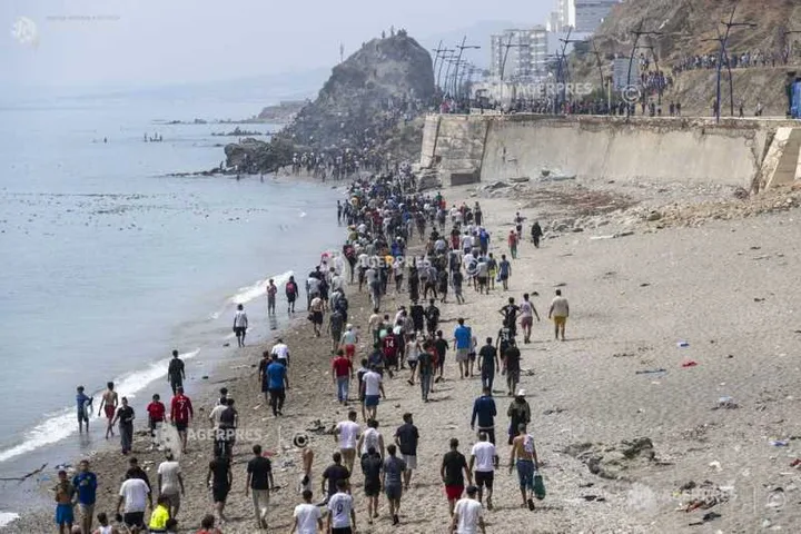 Migranți pe plaja din Ceuta, în căutarea unei vieți mai bune.