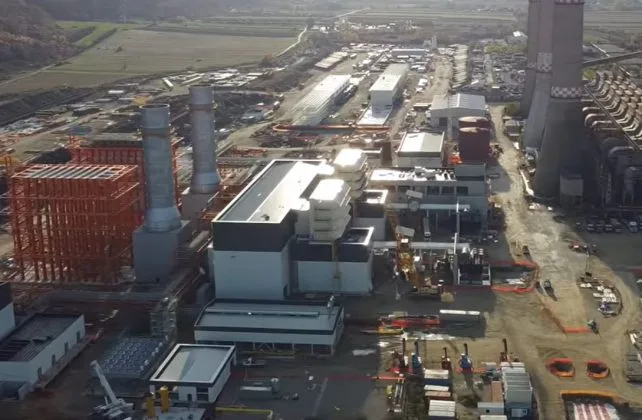 Centrala electrică de la Mintia în construcție, cu turbine pe gaz vizibile.
