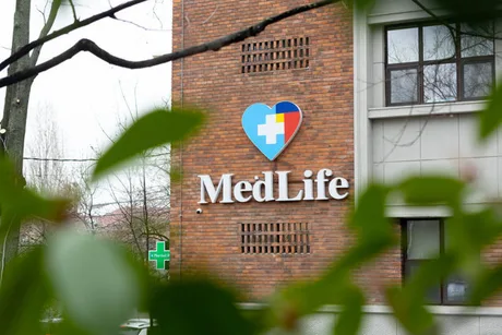 Sediul MedLife cu logo-ul companiei pe fațada clădirii.