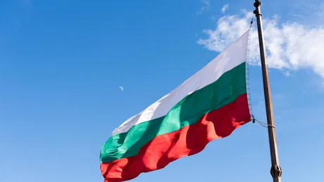 Steagul Bulgariei fluturând pe fundalul cerului senin.