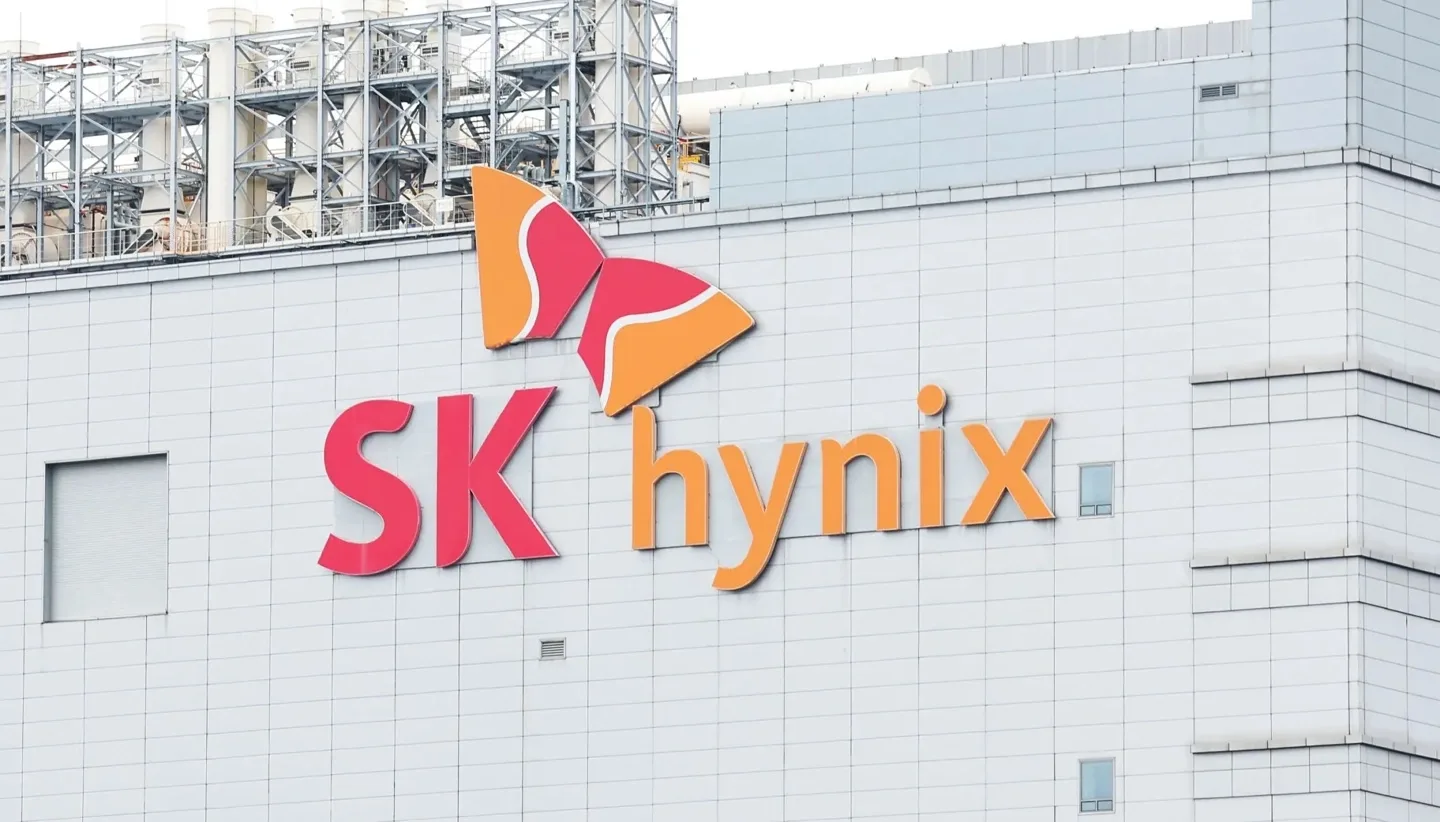 Clădirea SK Hynix cu logo-ul companiei pe fațadă.
