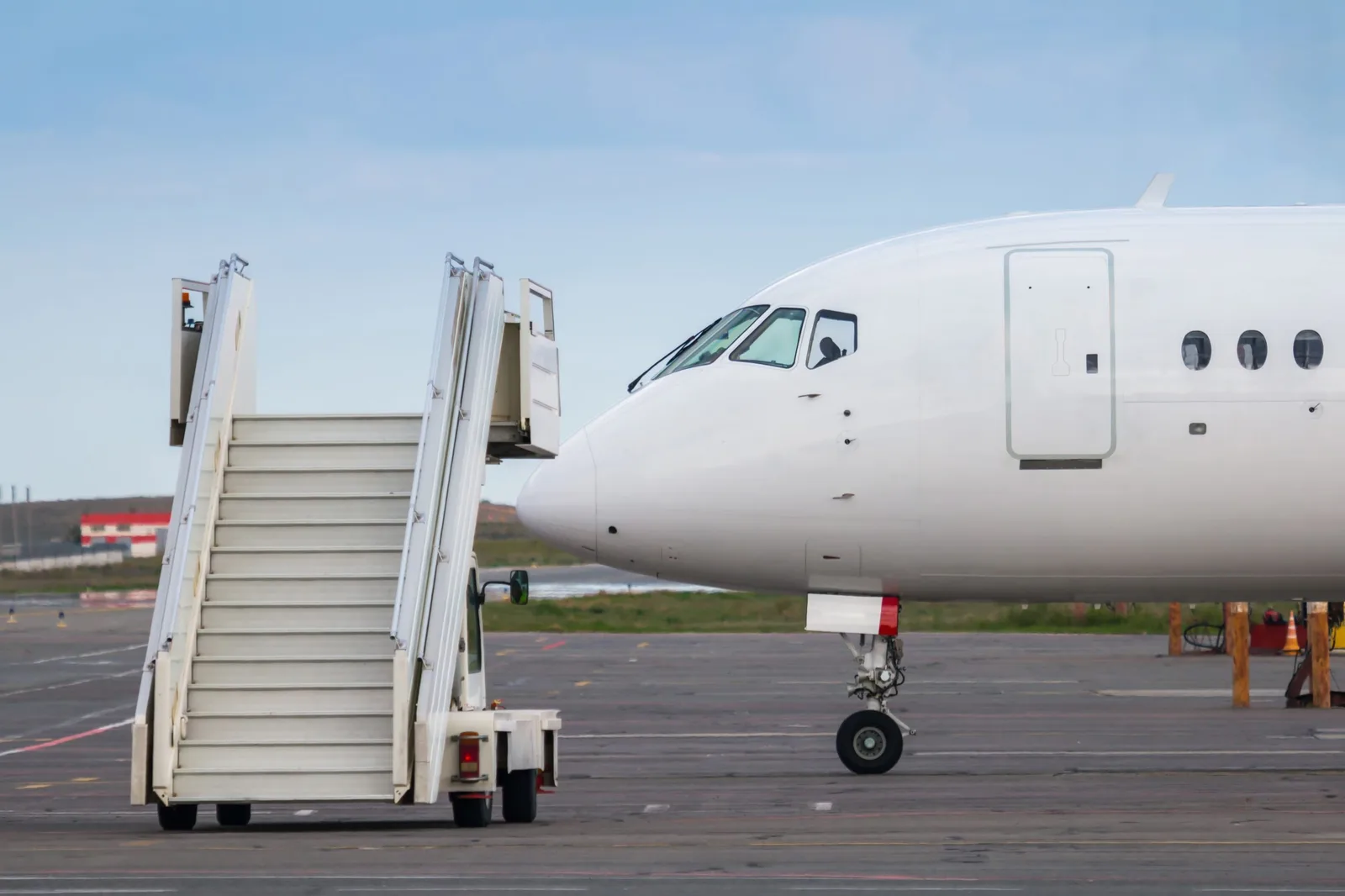 Avion pregătit pentru încărcarea coletelor pe pistă.