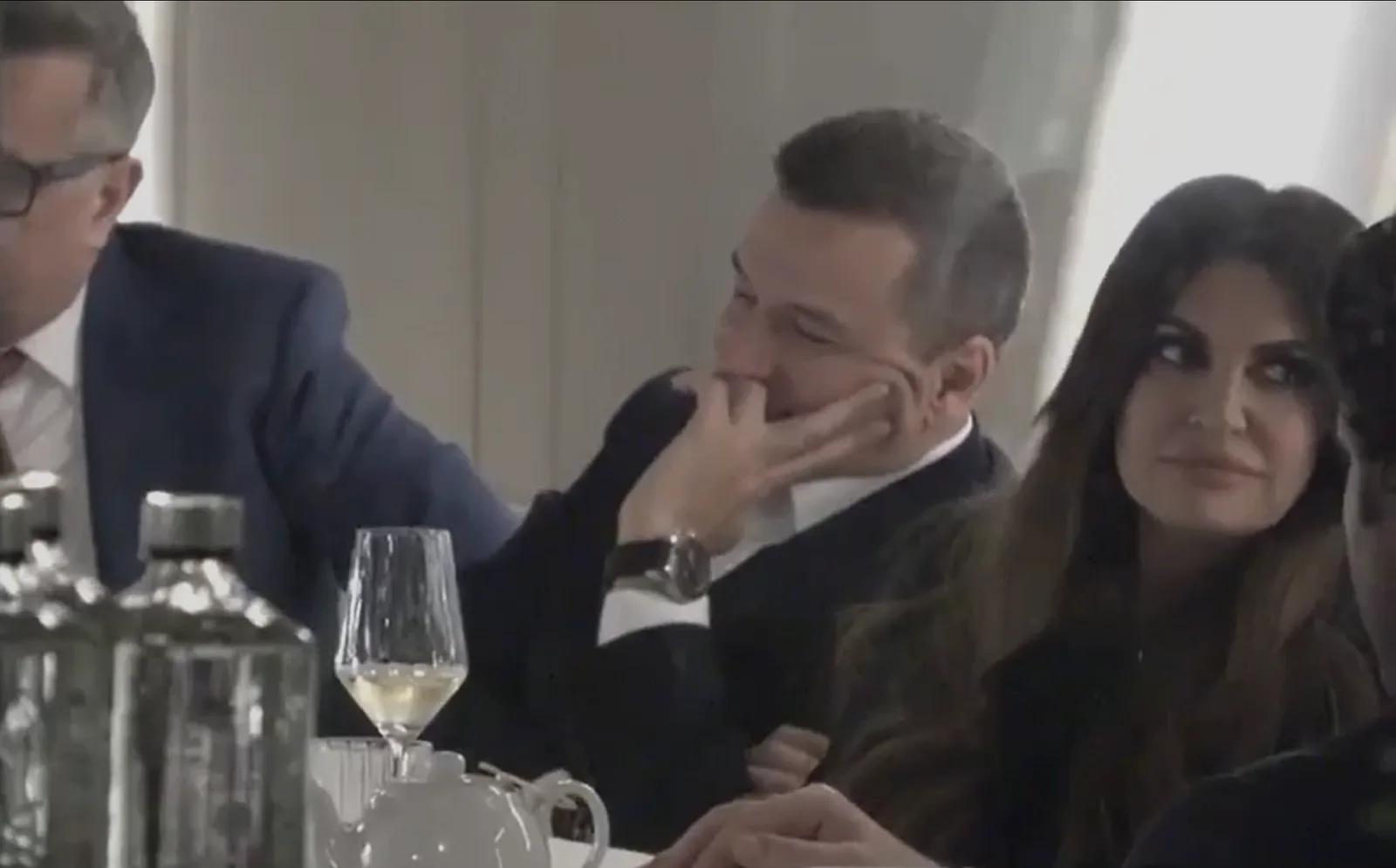 Sorin Grindeanu discutând despre schimbarea Guvernului Bolojan într-o întâlnire informală.