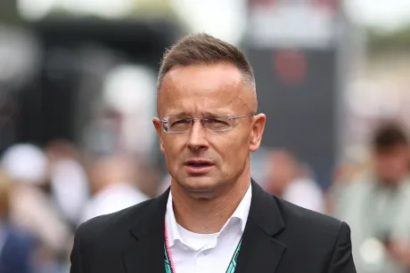 Ministrul maghiar Szijjártó în timpul unei conferințe de presă.