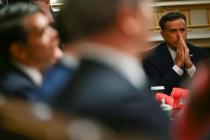John Ratcliffe la o întâlnire importantă în Moscova, discutând despre securitate.