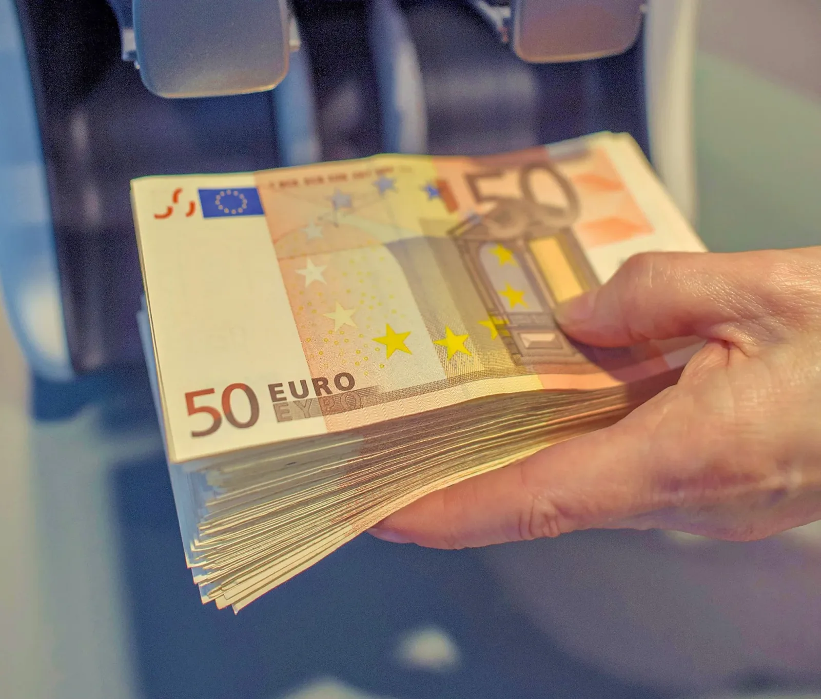Plăți în numerar limitate în UE din 2027, inclusiv România.