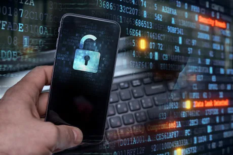 Un telefon mobil cu un simbol de blocare, înconjurat de date digitale.