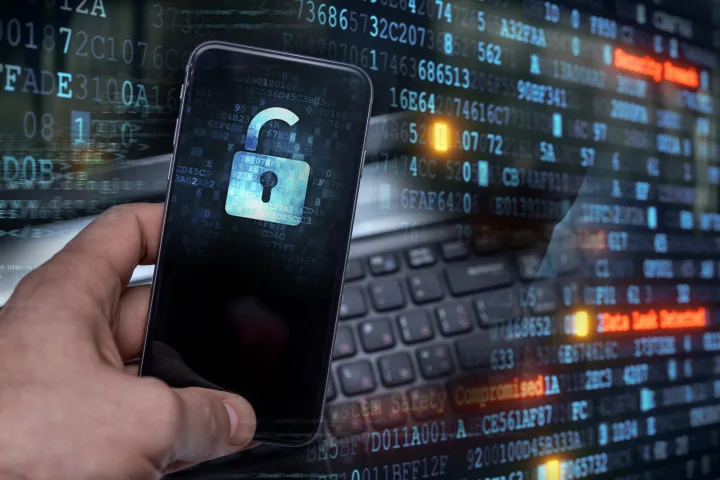 Un telefon mobil cu un simbol de blocare, înconjurat de date digitale.